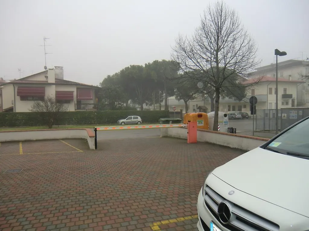 Residence Elisa Piano Terra Con Giardino E Posto Spiaggia Incluso Caorle 0*,  Italy